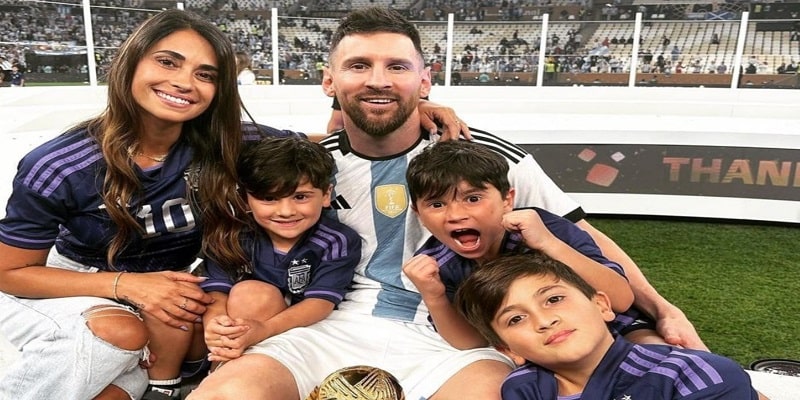 Tình yêu viên mãn bên vợ và con của Messi