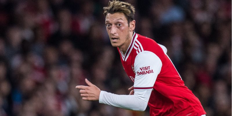 Ozil đã có những phát ngôn đầy tranh cãi trên Twitter