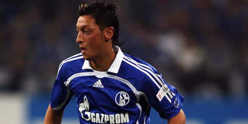 Schalke 04 là nơi Ozil có những giây phút thi đấu chuyên nghiệp đầu tiên